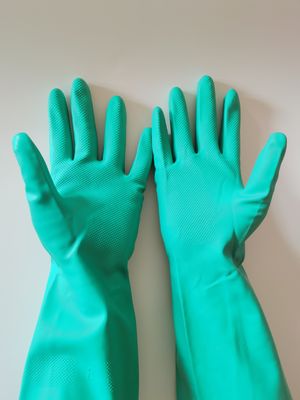 Gant en nitrile de 33 CM de long, de couleur verte, ambidextre, idéal pour la manipulation de produits chimiques, les examens médicaux et les tâches de transformation alimentaire.