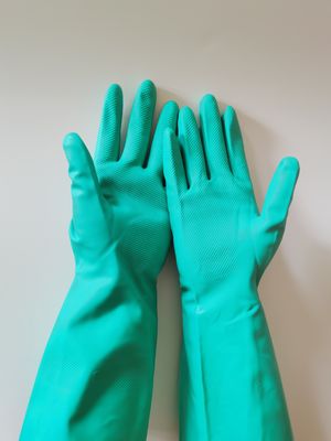 Gants en nitrile vert Industrial Works avec surface texturée pour une meilleure adhérence dans les environnements industriels et de laboratoire