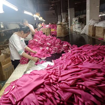 Gant de toilette résistant aux produits chimiques, adapté au port et offrant une protection contre les déversements de produits chimiques lors des tâches d'assainissement de la salle de bain.