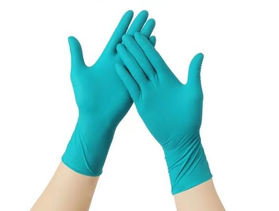 Gant de protection unique en nitrile jetable conçu pour répondre aux normes de sécurité des secteurs de la santé et de l'industrie.